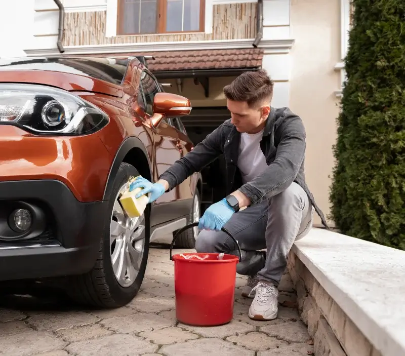 Lavage auto à domicile Ménil : professionnel intervenant sur un véhicule